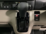 CVT車のセレクトレバーです。低速から高速まで、変速ショックのないスムーズな走りと、エンジン効率のよい領域を維持して燃費にも貢献します。サイドブレーキはスイッチ操作の電子制御パーキングブレーキです。