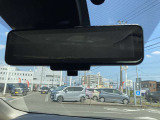 スマートルームミラー:車両後方のカメラ映像をミラー面に映し出すので、車内の状況や、天候などに影響されずいつでもクリアな後方視界が得られます。