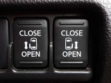 【両側電動スライドドアスイッチ】スマートキーや運転席のスイッチでスライドドアの開閉が可能♪電動なので力を入れてドアを開ける必要が無く小さいお子様でも、重い荷物を持っている時でもラクに開け閉めできます