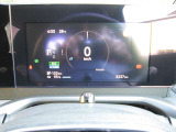 電気自動車らしいフルデジタルメーターですね。