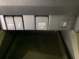 アクセサリーソケットはUSBのアダプターなどをつければ、スマホの充電にも使えます。横にはナビゲーション用の外部入力可能なUSB端子やHDMI端子がついており、周辺には物が置けるトレーがついています。