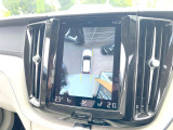 【360&deg;ビューカメラ】4台の高解像度カメラで360度の鳥瞰図を表示。隣の車や壁、死角にある障害物などを画面で確認できるため、狭いスペースでの駐車・出入りも安心です。