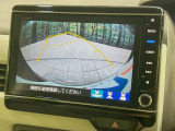 【バックカメラ】駐車時に後方がリアルタイム映像で確認できます。大型商業施設や立体駐車場での駐車時や、夜間のバック時に大活躍!運転スキルに関わらず、今や必須となった装備のひとつです!