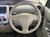 インテリアに合わせたデザインのステアリングは、運転される方のことも考え、運転しやすい形状、大きさです。是非一度、実際に触ってお確かめください。