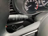 レバーをAUTOの位置にしているとき、レインセンサーが雨を感知すると、雨量に応じてワイパーが自動で作動してくれるオートワイパーを装備!設定変更で非作動にすると、間欠作動に固定されます。