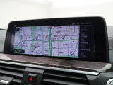 【純正ナビゲーション】BMWのナビゲーションは操作性も良く、詳細な地図情報と交通状況を見やすく表示し、快適なドライビングをサポートしながら目的地までナビゲートします。