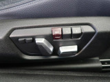 【メモリー機能付きパワーシート】運転手が代わってもボタン一つで設定ポジションに。常にご自身のドライブ設定が整います。