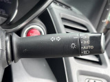 【オートライト(AUTO)】外の明るさをシステムが感知して、自動でヘッドライトが点灯します。ヘッドライトをつけ忘れを防ぐ便利機能です。