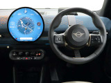 運転に必要な情報はヘッドアップディスプレイ、中央ディスプレイからタッチパネルで操作します。
