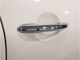 【スマートキー】車両のキーをカバンやポケットに入れたまま、お車の開閉が可能で御座います。お車の前に立ってキーを探す必要が御座いません。