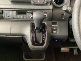 停車中にブレーキペダルを踏み続けなくてもブレーキ保持ができるオートマチックブレーキホールド機能もついております。