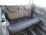 ゆとりの室内幅でゆったりサイズ。3分割リクライニング機構により中央席と左右席のリクライニング角度を変えることで、肩が触れ合うことなく3名が座れます。シートバック中央部を倒せば長尺物を積載できます。