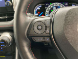 運転中、オーディオの操作をしてて、ハッとしたことはありませんか?ステアリングスイッチは、運転中でもハンドルでオーディオの操作が可能です。安全なドライブをサポートします。