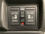 リアドアは乗り降りに便利な両側電動スライドドアです。また運転席に座っていながらスイッチ操作で自在にスライドドアを開け閉めできます。