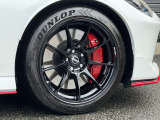 NISMO専用レイズ製19インチアルミ鍛造ホイール・NISSANロゴ入りレッドキャリパー。