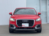 象徴的なシングルフレームグリルとフォーリングス。AudiのDNAと最先端の技術が融合した鋭いLEDの眼光は、一目でそれと分かる知性と、洗練された品格に満ちた佇まいをフロントに宿しています。