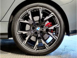 【BMWアロイホイル】軽量かつ強度に拘ったアロイホイル。走行性能ポテンシャルを引き出す設計。車の足元を引き締めてくれる大きなポイントはアロイホイルです。