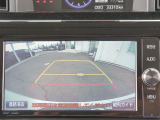 ガイドライン付きバックカメラを装備しているので、慣れない場所での車庫入れも安心です。