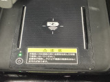 センターコンソールにはワイヤレス充電器を装備してます。Qi(チー)規格対応のスマートフォンなどを置くだけでワイヤレスで充電可能です。またスマートフォンの充電可能なUSB端子なども別途装備しています。