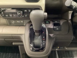 CVT車のセレクトレバーです。低速から高速まで、変速ショックのないスムーズな走りと、エンジン効率のよい領域を維持して燃費にも貢献します。サイドブレーキはスイッチ操作の電子制御パーキングブレーキです。