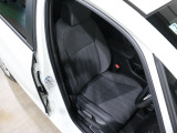 程よい硬さとホールド性が高いシートで長時間運転も快適です。