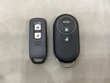 スマートキーを装備しています。鍵を差し込むことなくドアロックの開け閉めと、スタートボタン操作でのエンジンスタートができます。加えて、純正リモコンエンジンスターター用の操作キーもついています。