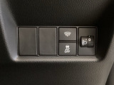 ハンドルの右側にはヘットライトリベライザーとVSA(ABS+TCS+横滑り抑制)の解除スイッチがついています。ヘッドライトリベライザーは道路状況や積荷の加重に応じてライトの高さを調節できます。