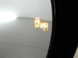 【BSM(ブラインドスポットモニター)】・・・隣の車線を走る車両をレーダーで感知。車両を感知するとドアミラーに搭載されたLEDインジケーターが点灯。