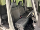 乗降がしやすい運転席。高さが調節できて小柄な方でも運転しやすいポジションをとることができます。