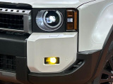 【LEDヘッドライト】悪天候や夜間走行時も良好な視界を確保し安心して運転できる高輝度LEDヘッドライトを装備!点灯速度が早く、消費電力も抑えられています。