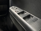 運転席のスイッチで全てのウィンドウの開閉操作を行うことができます。ロックボタンをONにしておくと、運転席以外のウィンドウは作動しないのでお子様を乗せているときなども安心ですね♪