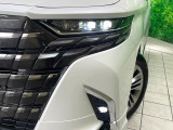 【LEDヘッドライト】悪天候や夜間走行時も良好な視界を確保し安心して運転できる高輝度LEDヘッドライトを装備!点灯速度が早く、消費電力も抑えられています。