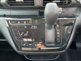 オートエアコン。運転席、助手席を温めるシートヒーターのスイッチです。
