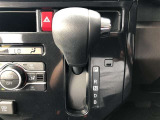 コラムシフトですので足元ひろびろ。運転しやすいですよ。