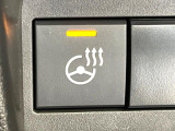 【ステアリングヒーター】冬場に冷たくなりやすい革巻きステアリングを、スイッチ一つで素早く適温に!エアコンよりも早く温まってくれるので、寒い日の運転も快適になりますね♪