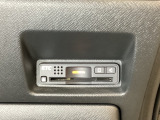 ETCがついています。高速道路の料金所の通過も楽々です!。 カードの取り出しもしやすい場所についています。