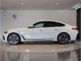【拘りのFR】BMWが多く採用するFR車。ダイレクトでスポーティな加速感・シャープなハンドリングを実現。縦置きエンジンレイアウトにより、フラットで上質な乗り味です。