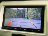 【バックカメラ】駐車時に後方がリアルタイム映像で確認できます。大型商業施設や立体駐車場での駐車時や、夜間のバック時に大活躍!運転スキルに関わらず、今や必須となった装備のひとつです!