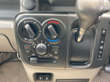 オートエアコンで温度調整も楽チン!四季を問わず快適に運転することが出来ます。