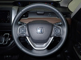 ハンドル左側にはオーディオ操作が出来るオーディオリモートコントロールスイッチ、右側にはHonda SENSINGとオートクルーズコントロールのスイッチを装備!