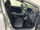 運転席側にはシートリフター機能が付いております。自分のスタイルに合った運転姿勢がとれ、快適に運転することができます。