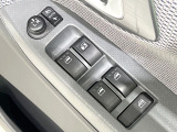 【電動格納ミラー】サイドミラーは電動格納式となっており、狭い駐車場でもキズがつくリスクを抑えられます。