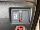 左側電動スライドドアは運転席からでも操作ができるように、ハンドル付近に開閉の操作スイッチが付いています。