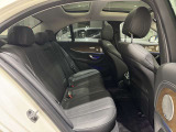 メルセデスのシートは少し硬めになっております。長時間の運転の際、適度な反発があることでお尻や腰の負担を減らす効果が御座います。