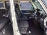 ヘタリもなく綺麗な状態です。シートリフトがついてますので、お好みのシートポジションで運転できます。