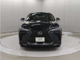 エクステリアは、一目でLEXUSとわかるスピンドルグリルを起点に、人が乗るキャビンの前後を大胆に絞り込んだ菱形のボディと力強く張り出したホイールフレアを融合させ、タイヤの存在を強調しています。