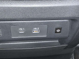 ナビと接続USBポートに置くだけ充電も付いています。