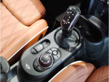 【iDriveコントローラー】手元でナビゲーション操作を可能にすることにより、ドライビングの姿勢を崩したり、目線を大きくそらすことなく安全な運転が可能です