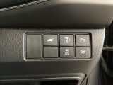 Hondaセンシング用の、VSA(ABS+TCS+横滑り抑制)解除と路外逸脱抑制機能のオンオフスイッチなどはハンドルの右側に装備しています。
