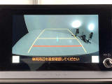 こちらのバックカメラは画面にラインが表示されておりますので、バック時のクルマの進行方向の目安になります。より高いレベルで車庫入れをサポートする、便利な機能ですね。